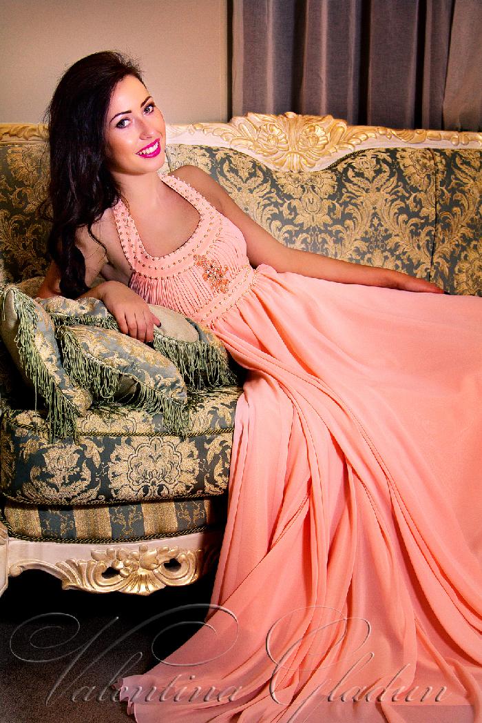 Нежное вечернее платье персикового цвета